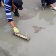 水泥路面修补料可以添加沙子吗	(修补水泥路面的水泥里边应该加什么)