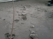 装修时水泥地面起砂	(装修时水泥地面起砂正常吗)